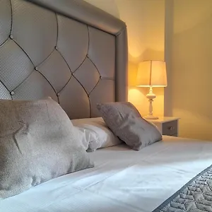 Espacioso Muy Tranquilo Y Con Jardines Cercano A La Playa Y Con 06 Piscinas , Estepona España